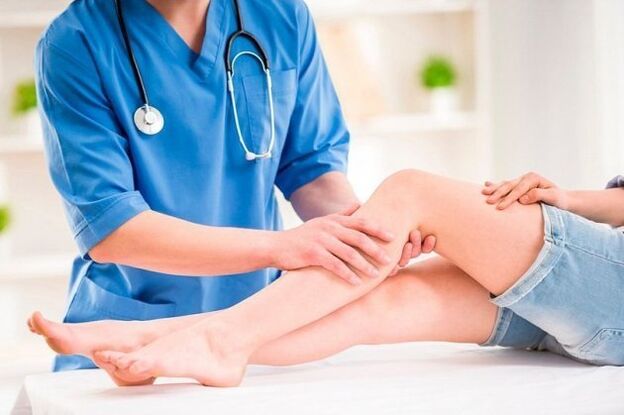 Bir flebolog bacaklardaki varisli damarları tedavi eder. 